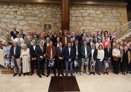 Alfredo Canteli, en el centro, con los funcionarios municipales.