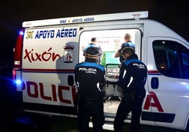 Agentes de la Policía Local durante la búsqueda ayer por la noche en el Cerro de Santa Catalina.