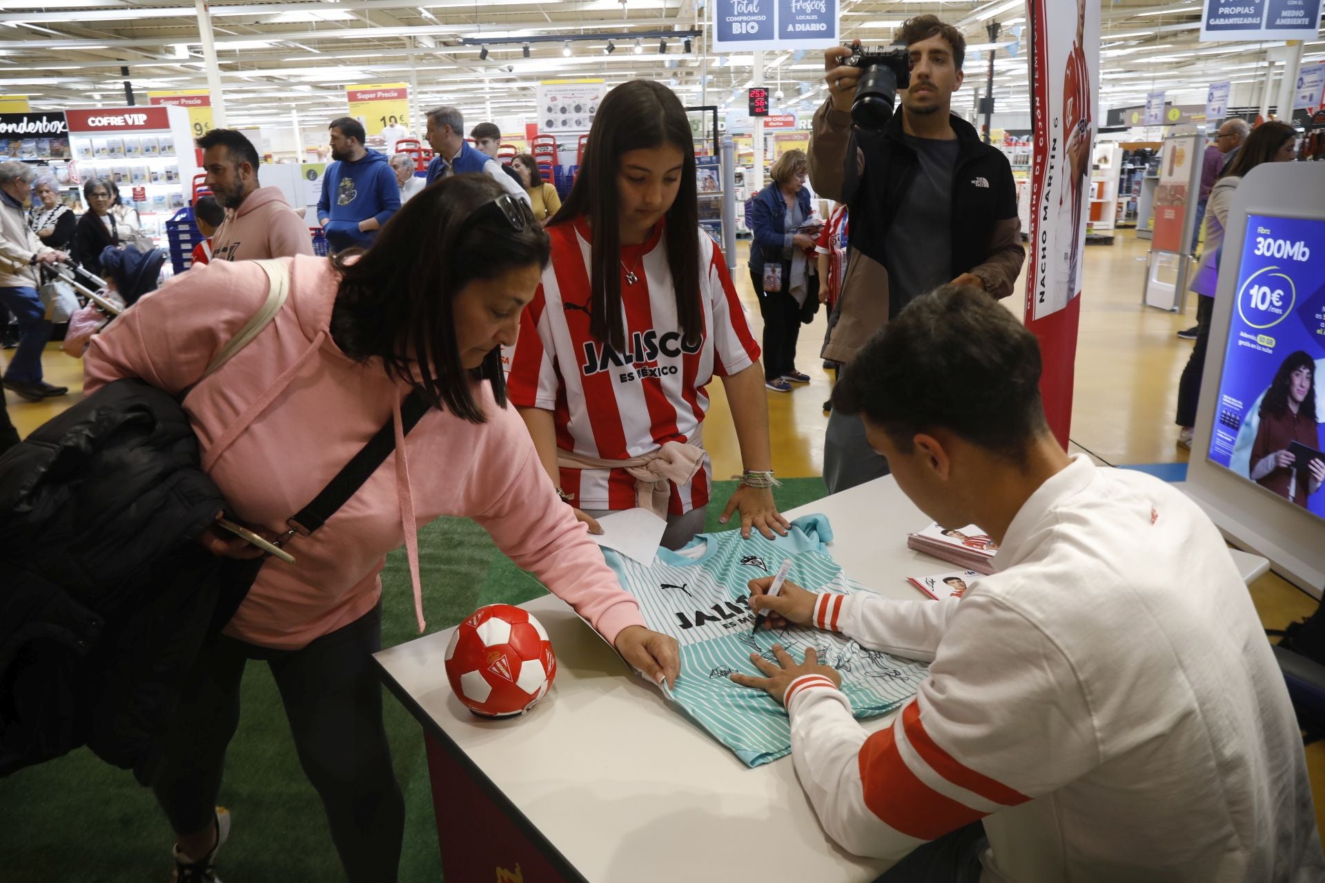 Largas colas para estar con Nacho Martín y Nico, jugadores del Sporting de Gijón