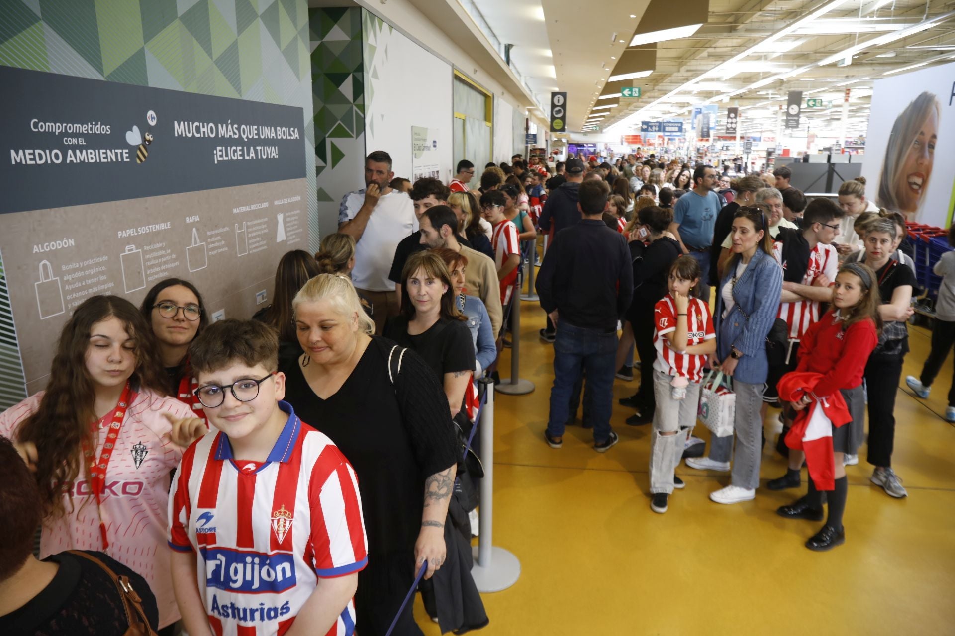 Largas colas para estar con Nacho Martín y Nico, jugadores del Sporting de Gijón