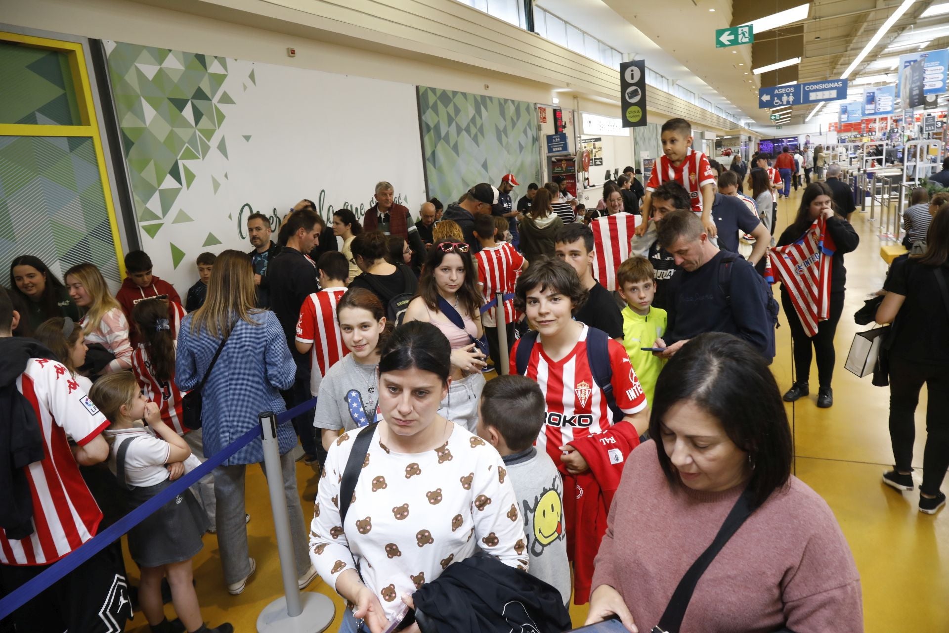 Largas colas para estar con Nacho Martín y Nico, jugadores del Sporting de Gijón