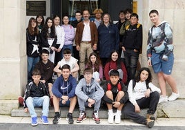 Los estudiantes con el alcalde de Siero, en el centro.