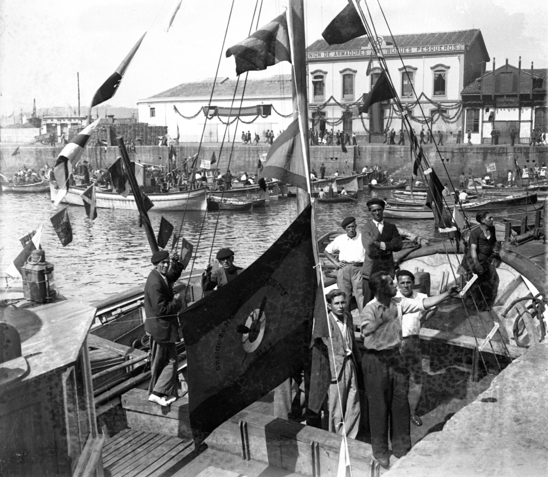 Más historia de Asturias rescatada: las fotografías de Foto Ángel que viajan al siglo pasado