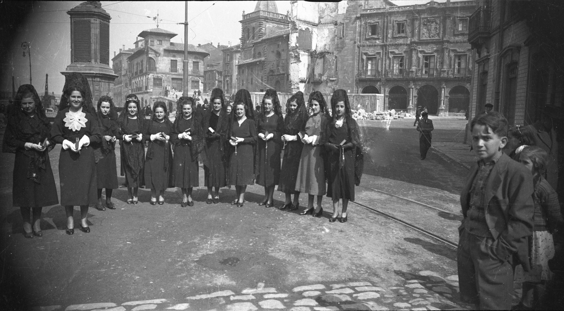 Más historia de Asturias rescatada: las fotografías de Foto Ángel que viajan al siglo pasado