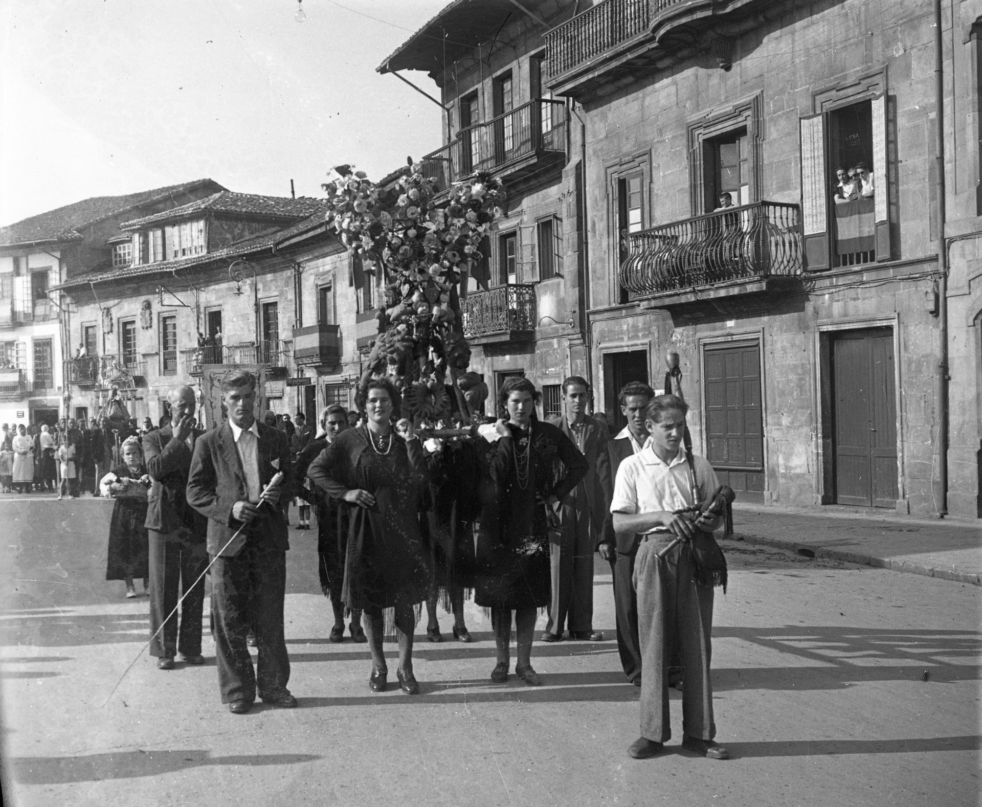 Más historia de Asturias rescatada: las fotografías de Foto Ángel que viajan al siglo pasado