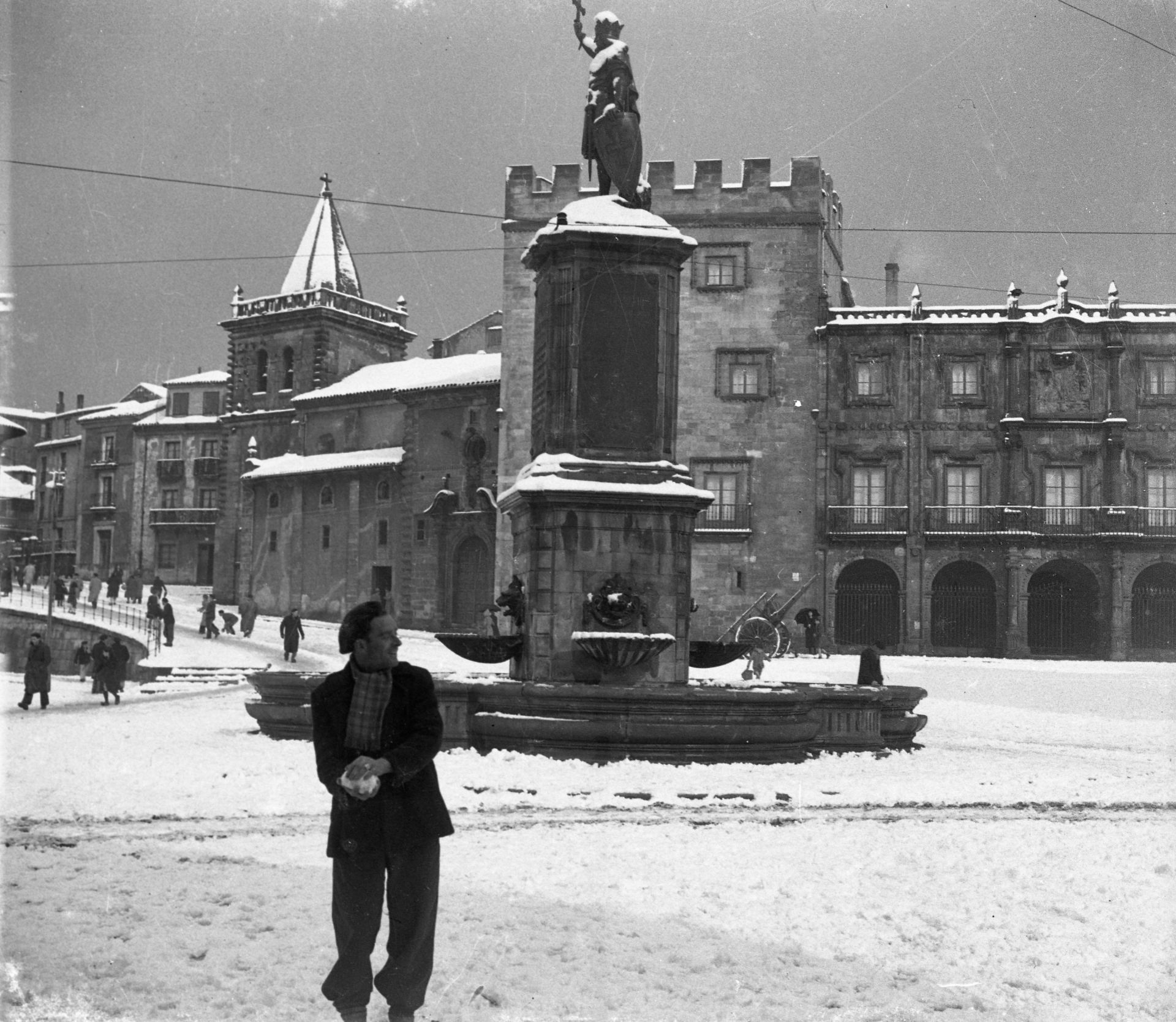 Más historia de Asturias rescatada: las fotografías de Foto Ángel que viajan al siglo pasado