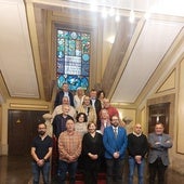 Foto de familia de parte de la Corporación municipal con diez de los 29 trabajadores municipales que se jubilaron el año pasado.