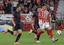 Nacho Méndez controla un balón en el partido del Sporting de Gijón contra el Huesca.
