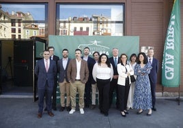 Representantes de las empresas premiadas, junto con Bruno López, de Asturex, y Antonio Romero, de Caja Rural de Asturias.