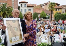 Tino Fombona, con la alcaldesa de Noreña, Amparo Antuña.
