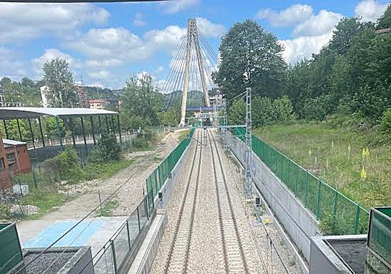 La salida de la estación de Sama-Los Llerones dirección Gijón.
