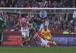 Dorrío anota un gol en El Molinón en el encuentro entre el Sporting y el Racing de Ferrol.