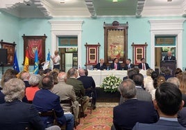 Adrián Barbón y Dionisio Gutiérrez comparten un comentario durante la intervención de Francisco Rodríguez.