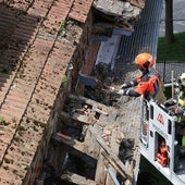 Los Bomberos con la autoescala rescatan un nido de pájaros tras el derrumbe en La Malatería.