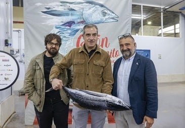El primer bonito rulado en El Musel, a 53,80 euros el kilo