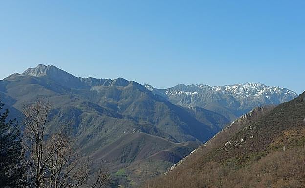 El Cantu´ Osu, La Rapaona y la Rapaina y la Peña el Vientu durante el ascenso a La Senda.