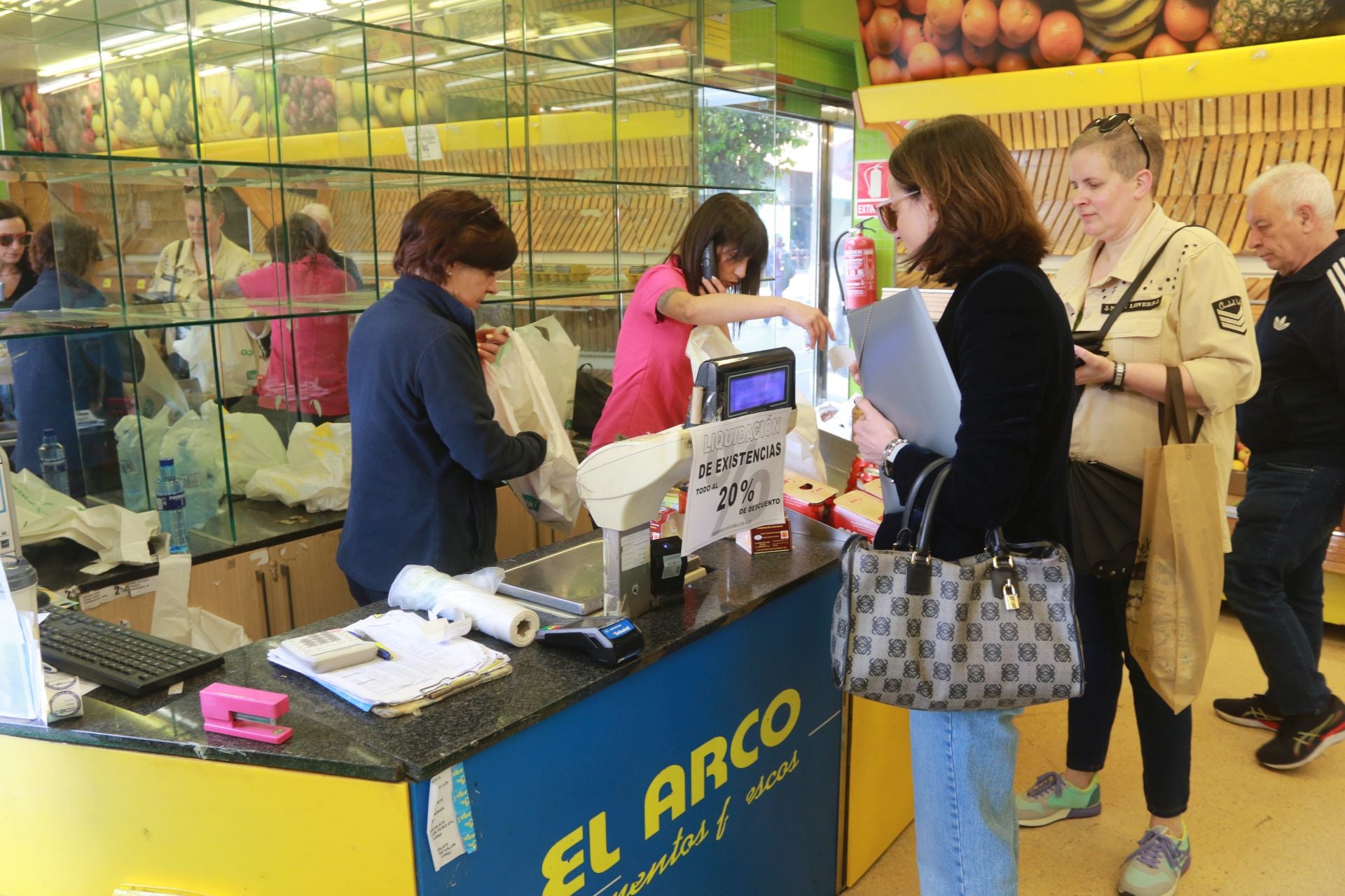 Fotos: Cierre de las tiendas del Grupo El Arco en Asturias