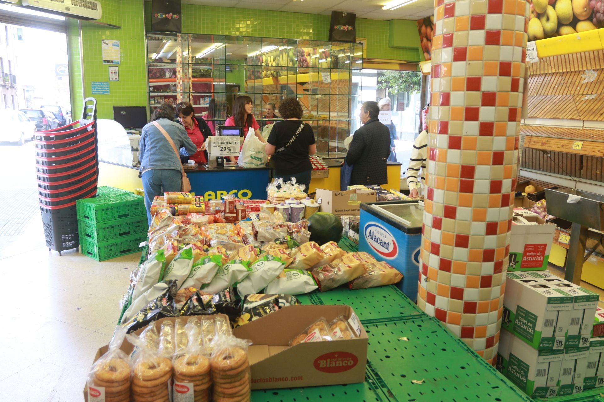 Fotos: Cierre de las tiendas del Grupo El Arco en Asturias