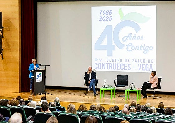 Concepción Saavedra interviene ante la presencia de Juan Enrique Cimas y Carmen Moriyón.