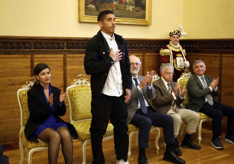 El capitán del Sporting agradece emocionado el reconocimiento.