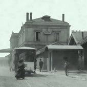 Estación del Norte con el puesto de Correos, el fielato delante y la cantina a la derecha.