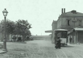 Estación del Norte con el puesto de Correos, el fielato delante y la cantina a la derecha.