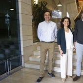Guillermo, Elena y Sergio, hijos de Sergio Marqués, antes de su reunión de este viernes con la alcaldesa de Gijón.