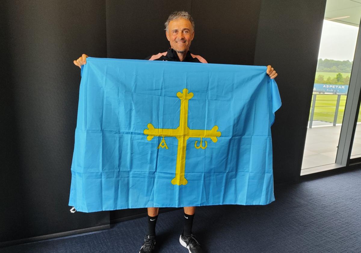 Luis Enrique, ayer, posando con la bandera de Asturias para EL COMERCIO en el Campus Paris Saint-Germain.