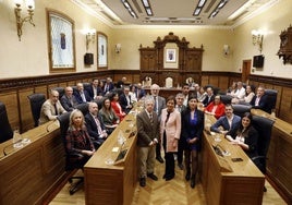 La Corporación al completo, con la alcaldesa, Carmen Moriyón, en el centro y rodeada por los cinco homenajeados de este año.