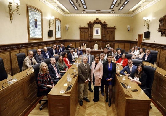 La Corporación al completo, con la alcaldesa, Carmen Moriyón, en el centro y rodeada por los cinco homenajeados de este año.