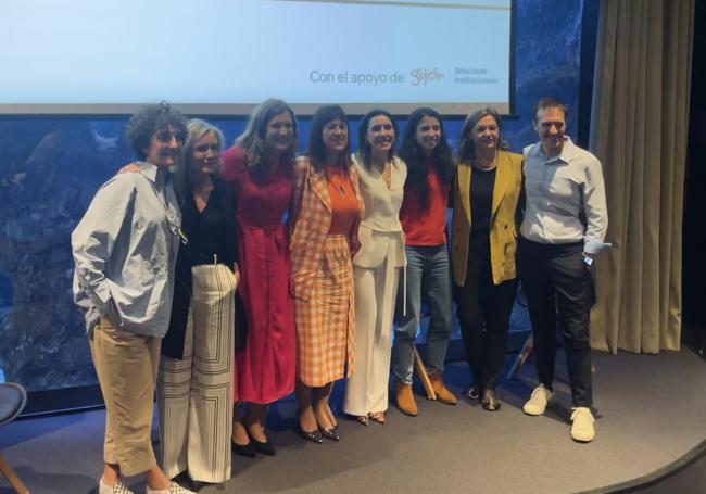 Beatriz Fernández, Leticia Álvarez, Montse Pujada, Patricia Gómez, Patricia Cima, Sara Lolo, Ana Fernández y Fernando Garoz tras finalizar la mesa redonda en el Acuario.