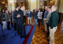 Adrián Pumares, diputado de Foro, arropado por el grupo parlamentario popular.