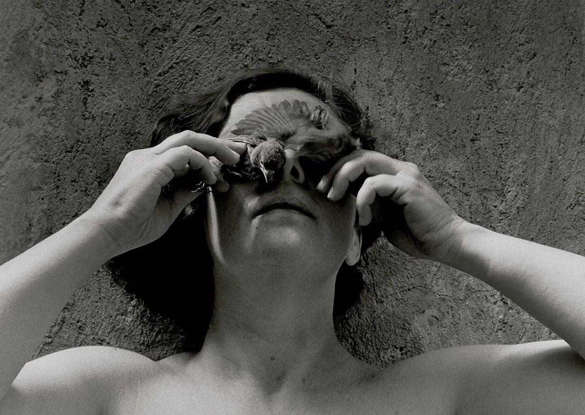 Imagen secundaria 1 - Imagen de EE UU de la serie 'Cuadernos de viaje'. Autorretrato de Graciela Iturbide, México, 1989, de las colecciones de la Fundación Mapfre. Una de las fotografías de la serie 'El baño de Frida'.