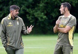 Paunovic conversa con Diego Cervero en un entrenamiento del Real Oviedo esta semana en El Requexón.