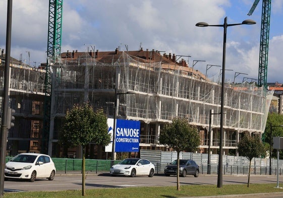 Una vista del edificio de 77 viviendas que la constructora San José erige en la Ronda Sur.