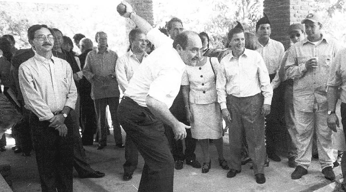 Marqués, jugando a los bolos en la Casa de España en Santo Domingo.