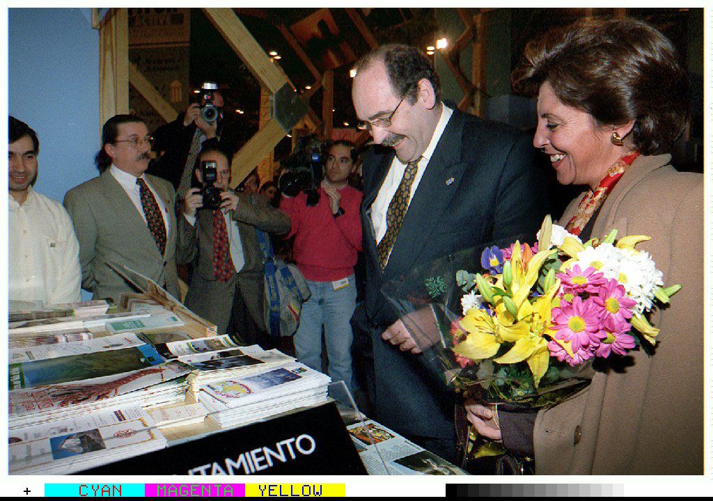 Y acudió a Feria Internacional del Turismo (Fitur), en Madrid. En la imagen, junto a su esposa, Elena Prendes, visitando el expositor de Asturias.