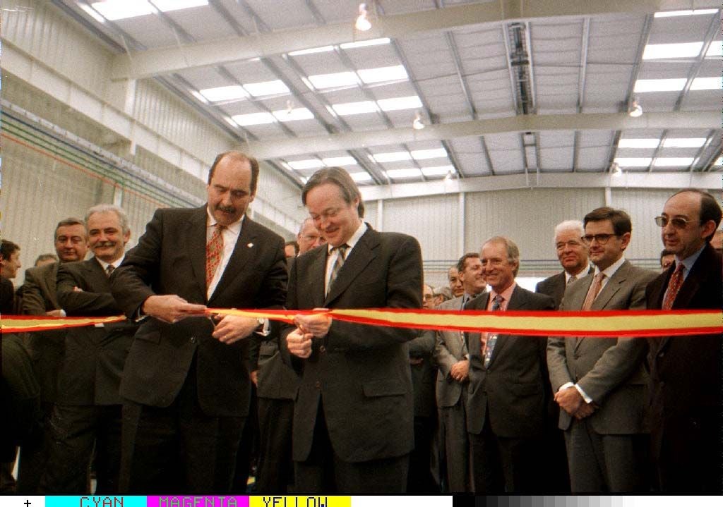 Sergio Marqués y el entonces ministro de Industria, Josep Piqué, cortaron la cinta inaugural de las instalaciones del Grupo Thyssen, en las que se invirtieron unos 3.000 millones de pesetas.