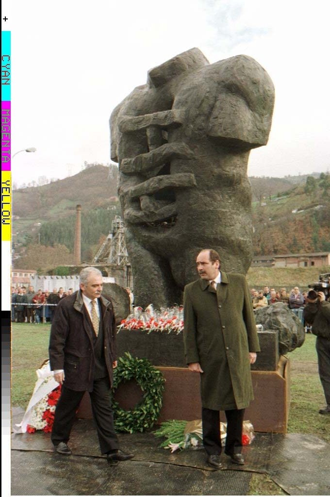 Sergio Marqués y Misael Fernández Porrón, alcalde de Mieres, ante el monumento a los mineros del escultor Miguel Lombardía.