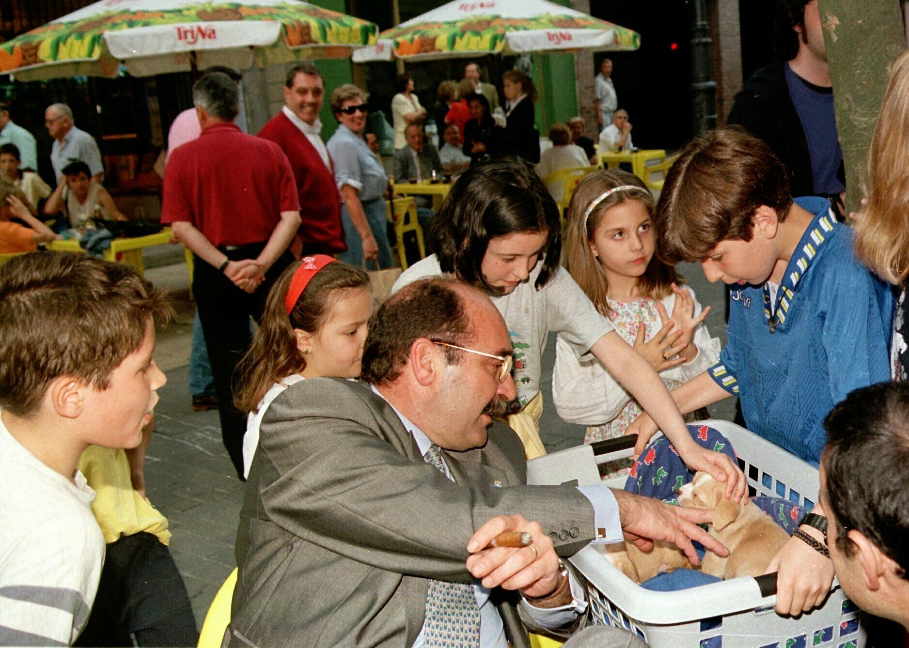 Sergio Marqués junto a un grupo de niños que lo saludaron mientras estaba en la terraza de un bar frente a la sede del PP de Oviedo.