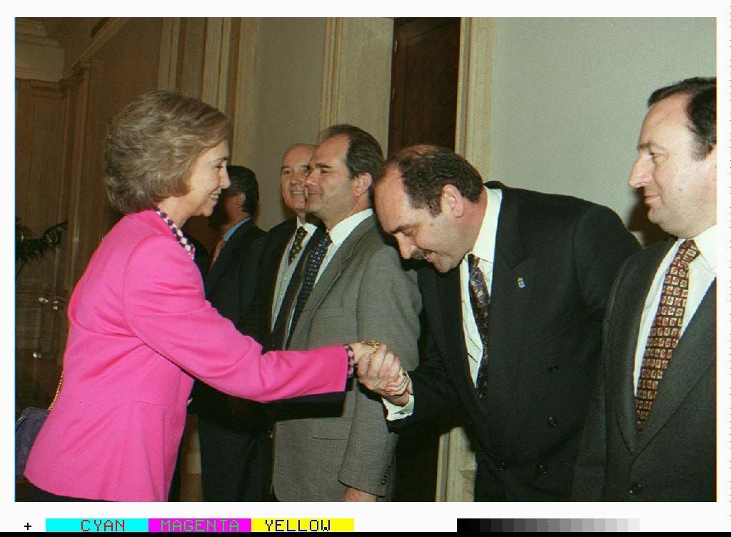 Sergio Marqués saluda a la Reina Doña Sofía en la entrega de los Premios Reina Sofía de Investigación sobre la Prevención de las Deficiencias 1996.