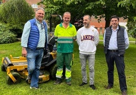 El edil Alejandro Vega; el jardinero Carlos Gyllón; el alcalde de Siero, Ángel García, 'Cepi'; y José Ángel Blanco, de la contrata.