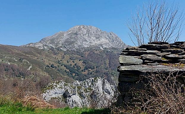Una solitaria cabaña mirando al Tiatordos.