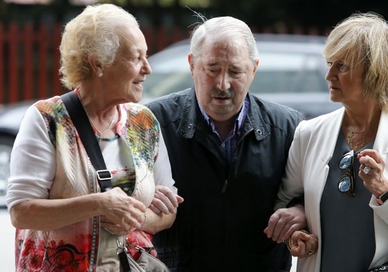 Fernández Villa, acudiendo al juzgado en 2018, ayudado por su mujer, María Jesús Iglesias, y su procuradora, Laura Fernández-Mijares.