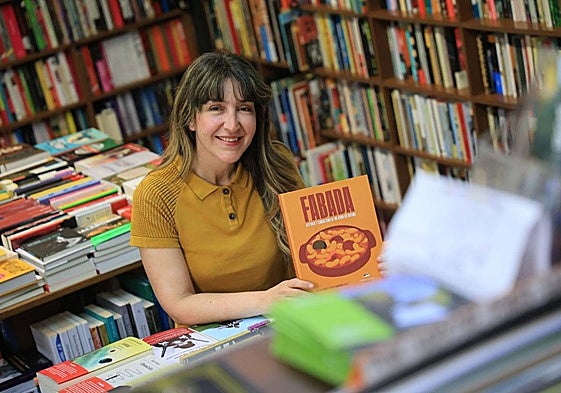 Alicia Álvarez posa conel libro 'Fabada' en laLibrería Paradiso.