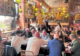 Arroz en paella de conejo setas y chosco, las chosquetas y las minipizzas asturianas son algunos de los bocados que disfrutaron los hosteleros de Madrid asistentes.