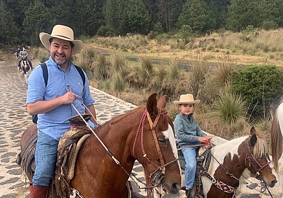 El empresario y su hijo Santiago montando a caballo en la finca de unos amigos en el Valle del Bravo.