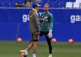 Veljko Paunovic charla con el portero Aarón Escandell en el entrenamiento.