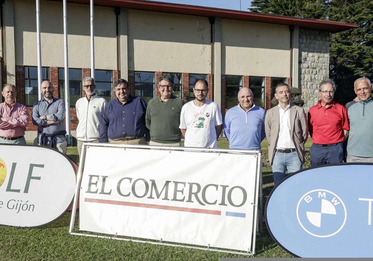 Los ganadores, en la tradicional foto de familia al término de la competición en el campo de La Llorea.