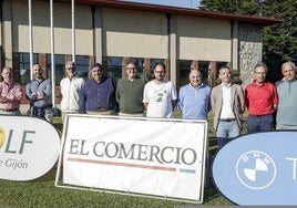 Los ganadores, en la tradicional foto de familia al término de la competición en el campo de La Llorea.